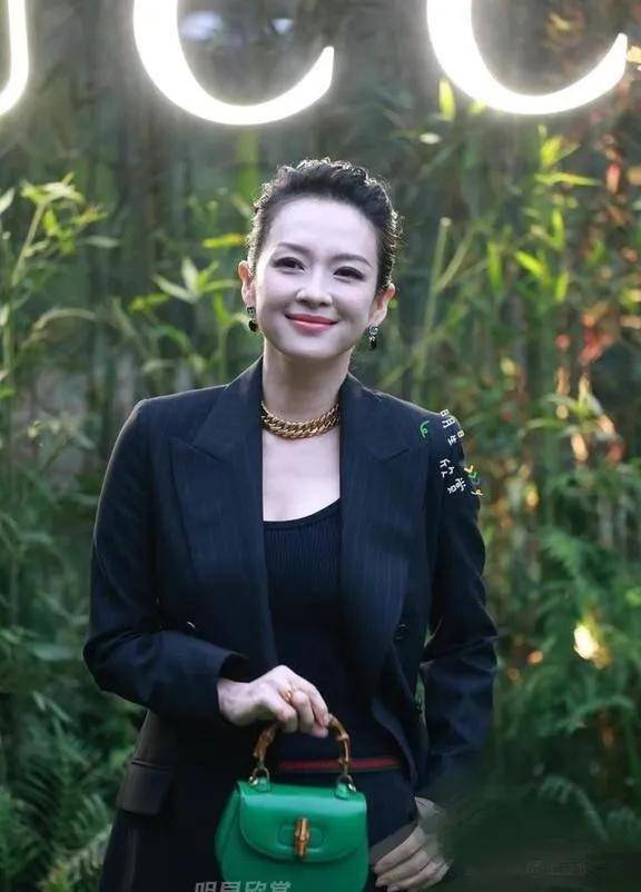 跟小鲜肉热聊笑的合不拢嘴骨相优越如少女！AG真人app章子怡参加品牌活动在晚宴上(图3)