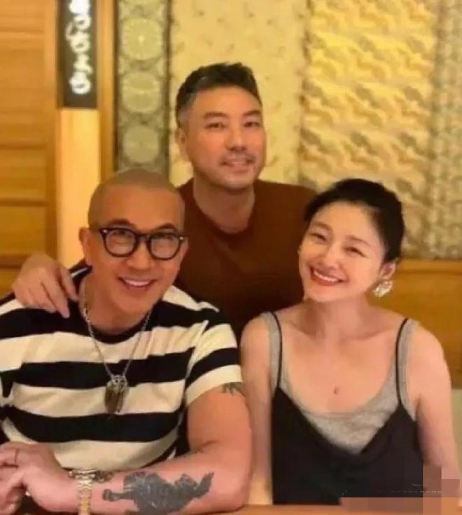 大变样跟汪小菲结婚才是真正的幸福吧！AG真人国际游戏大S两段婚姻穿搭风格(图2)