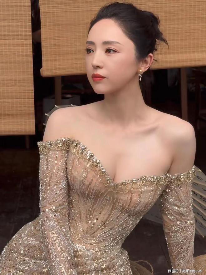 董璇透视装好心动网友：越老越有味道AG真人百家家乐平台老A8风韵犹存(图6)