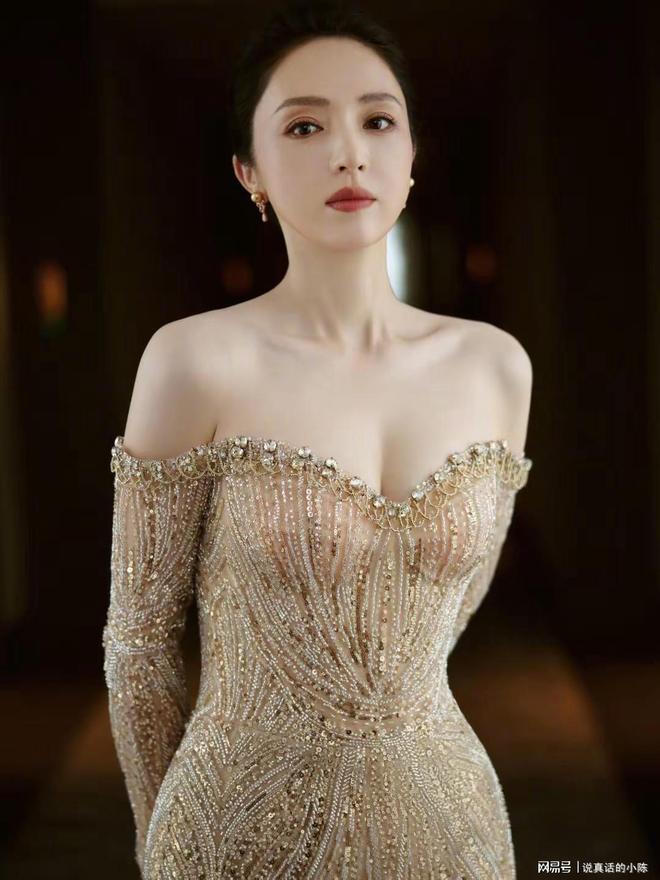 董璇透视装好心动网友：越老越有味道AG真人百家家乐平台老A8风韵犹存(图3)