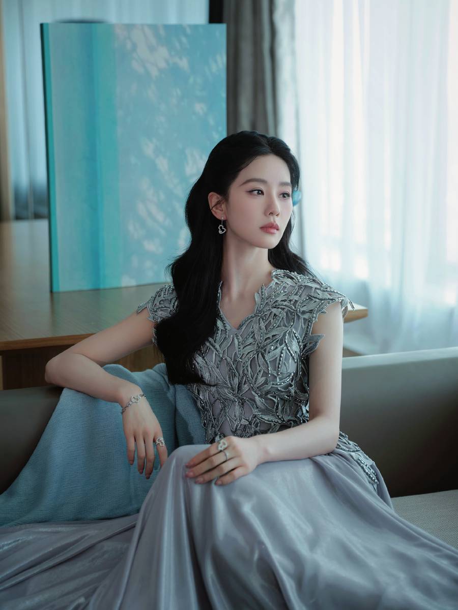 色水光裙下的中式时尚绽放AG真人国际厅刘诗诗：银(图2)