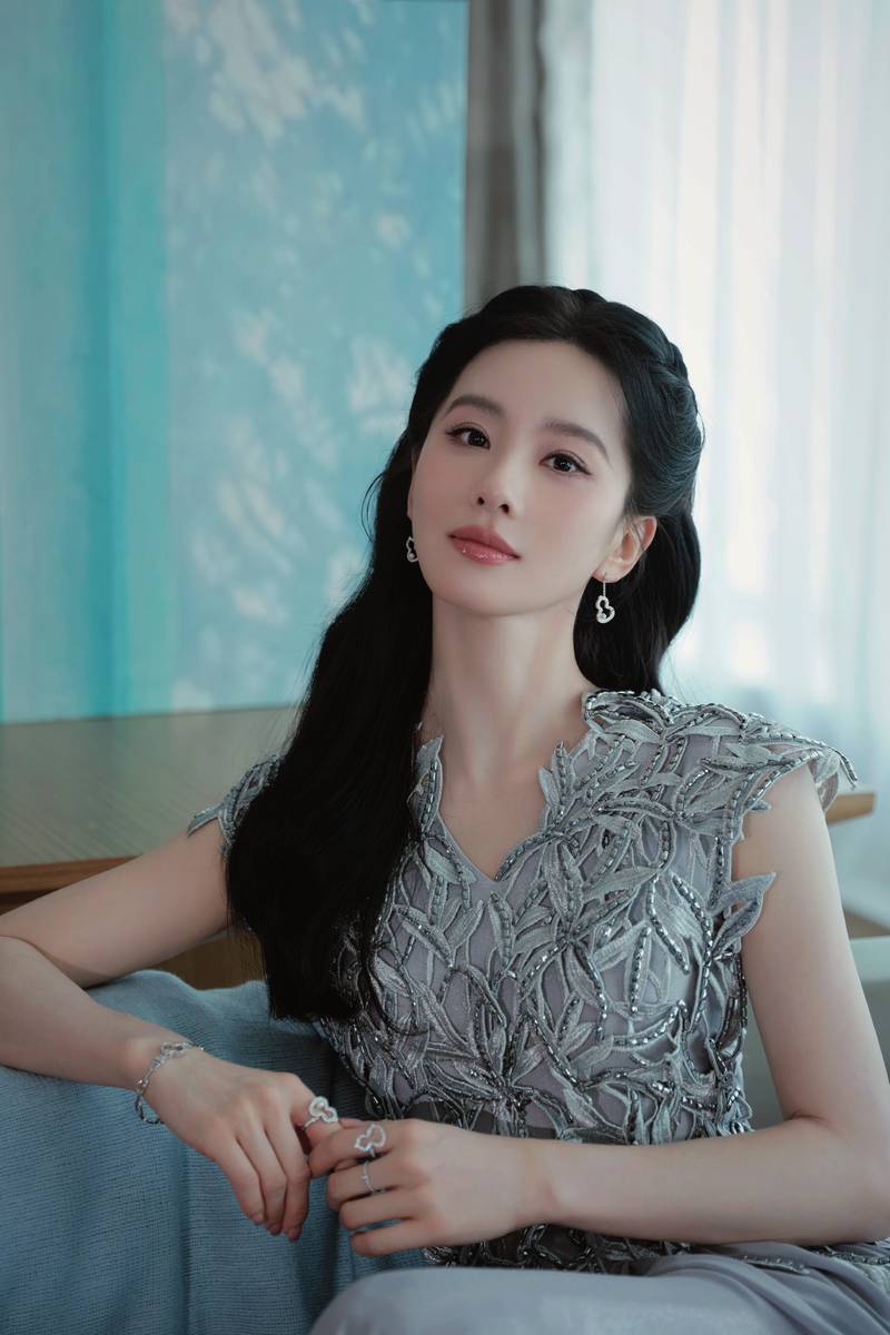 色水光裙下的中式时尚绽放AG真人国际厅刘诗诗：银(图3)