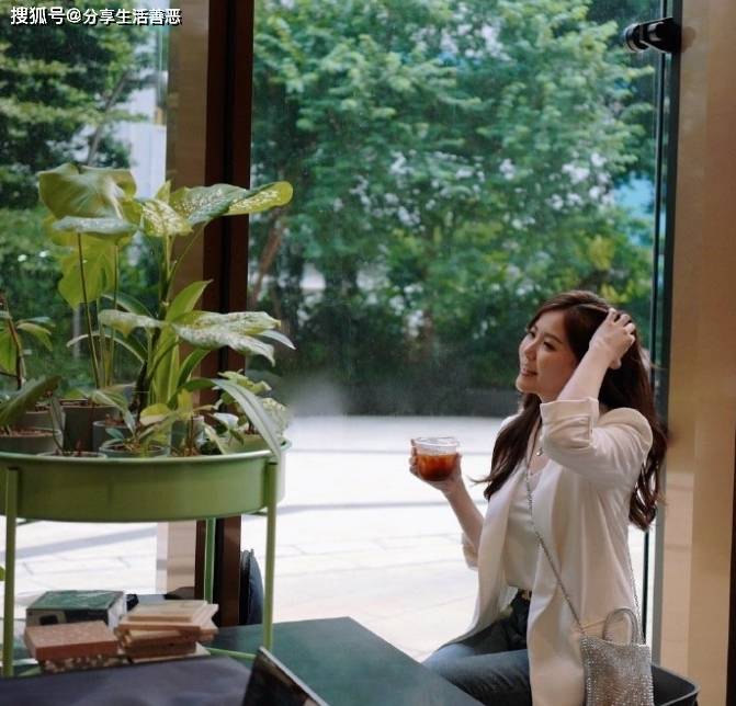 光环紧身牛仔裤搭配白色西服分外清秀!AG真人国际网站刘佩玥再次散发女神(图1) 光环紧身牛仔裤搭配白色西服分外清秀!AG真人国际网站刘佩玥再次散发女神(图1)