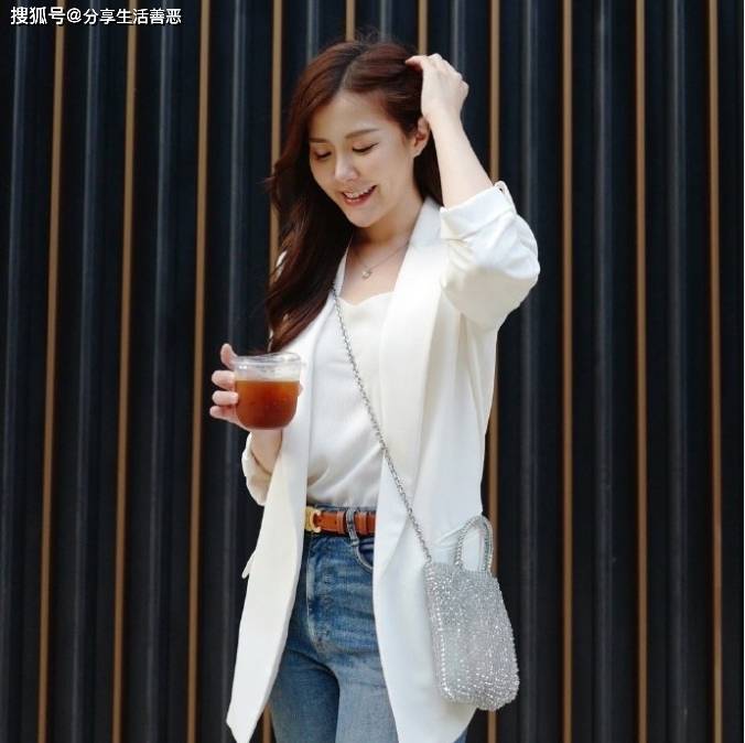 光环紧身牛仔裤搭配白色西服分外清秀!AG真人国际网站刘佩玥再次散发女神(图2) 光环紧身牛仔裤搭配白色西服分外清秀!AG真人国际网站刘佩玥再次散发女神(图2)
