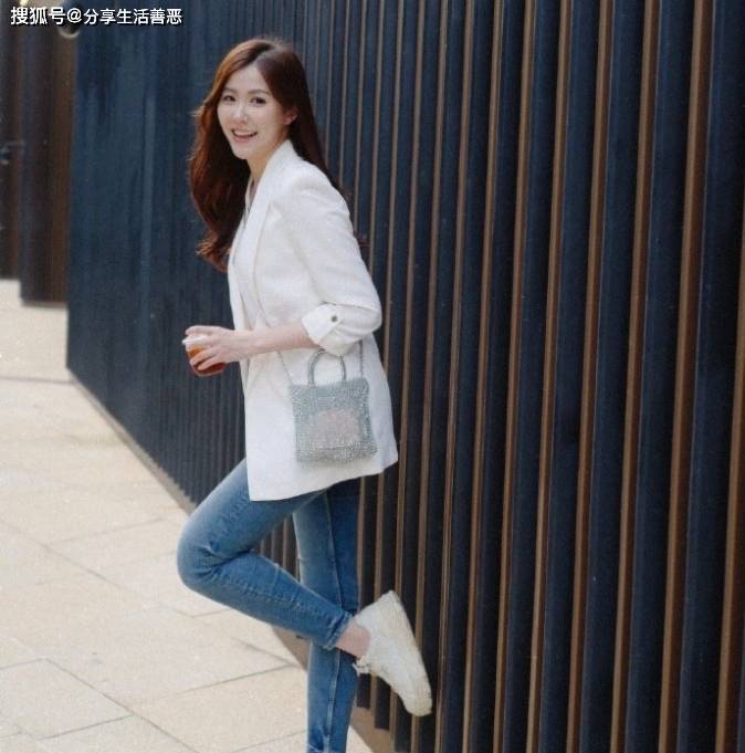光环紧身牛仔裤搭配白色西服分外清秀!AG真人国际网站刘佩玥再次散发女神(图3) 光环紧身牛仔裤搭配白色西服分外清秀!AG真人国际网站刘佩玥再次散发女神(图3)