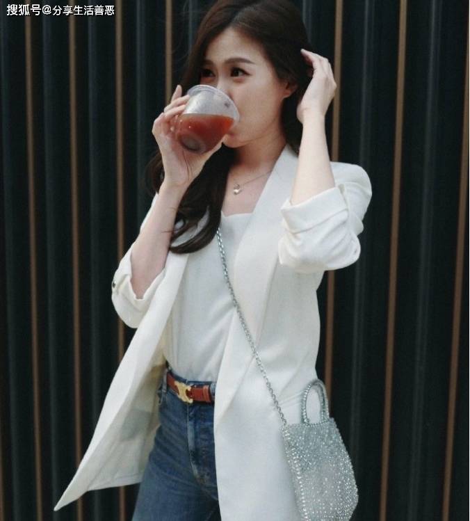 光环紧身牛仔裤搭配白色西服分外清秀!AG真人国际网站刘佩玥再次散发女神(图5) 光环紧身牛仔裤搭配白色西服分外清秀!AG真人国际网站刘佩玥再次散发女神(图5)