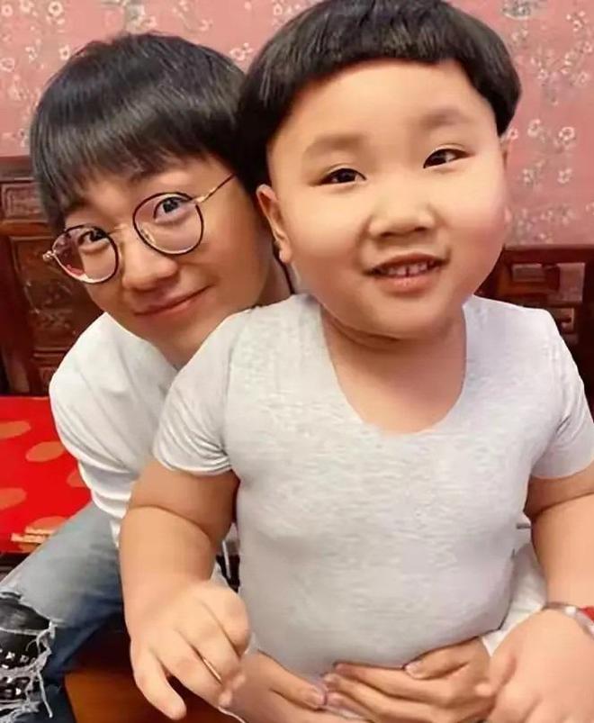 岁郭汾阳目测200斤戴银色耳环很抢镜AG真人网页郭德纲带妻儿澳洲度假10(图3)