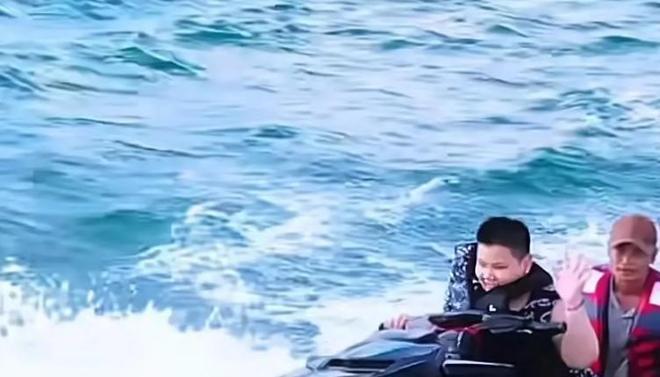 岁郭汾阳目测200斤戴银色耳环很抢镜AG真人网页郭德纲带妻儿澳洲度假10(图2)