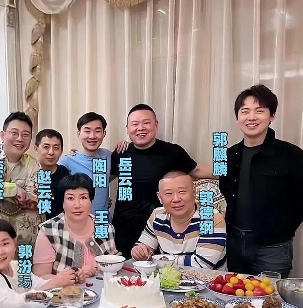 岁郭汾阳目测200斤戴银色耳环很抢镜AG真人网页郭德纲带妻儿澳洲度假10(图7)