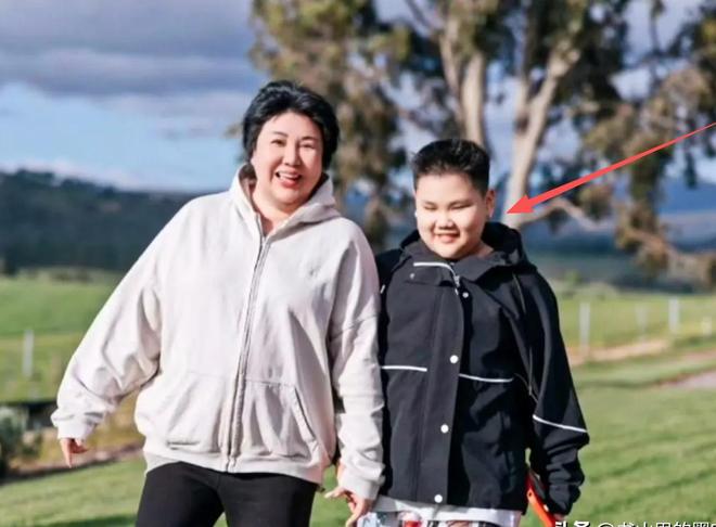 岁郭汾阳目测200斤戴银色耳环很抢镜AG真人网页郭德纲带妻儿澳洲度假10(图9)