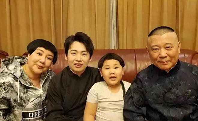 岁郭汾阳目测200斤戴银色耳环很抢镜AG真人网页郭德纲带妻儿澳洲度假10(图12)