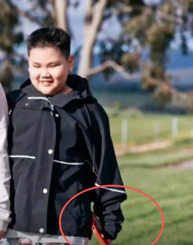 岁郭汾阳目测200斤戴银色耳环很抢镜AG真人网页郭德纲带妻儿澳洲度假10(图8)