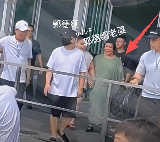 岁郭汾阳目测200斤戴银色耳环很抢镜AG真人网页郭德纲带妻儿澳洲度假10(图10)