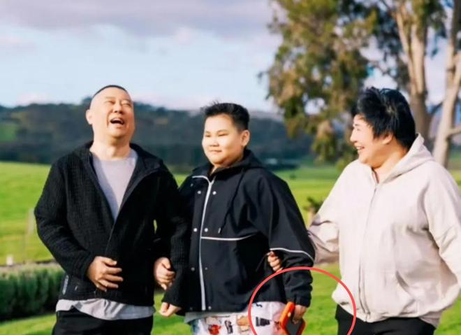 岁郭汾阳目测200斤戴银色耳环很抢镜AG真人网页郭德纲带妻儿澳洲度假10(图11)