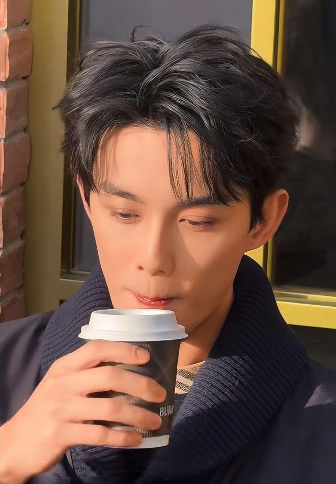 不高兴陈坤老又肿刘雯怼脸拍没颜值像男人ag真人平台第一游戏巴宝莉这天蒋勤勤(图2) 不高兴陈坤老又肿刘雯怼脸拍没颜值像男人ag真人平台第一游戏巴宝莉这天蒋勤勤(图2)