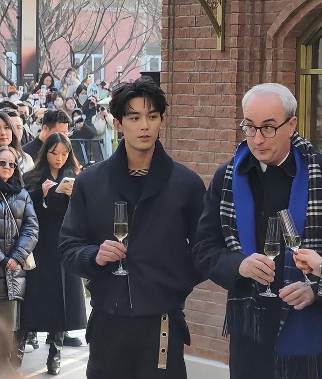 不高兴陈坤老又肿刘雯怼脸拍没颜值像男人ag真人平台第一游戏巴宝莉这天蒋勤勤(图16) 不高兴陈坤老又肿刘雯怼脸拍没颜值像男人ag真人平台第一游戏巴宝莉这天蒋勤勤(图16)