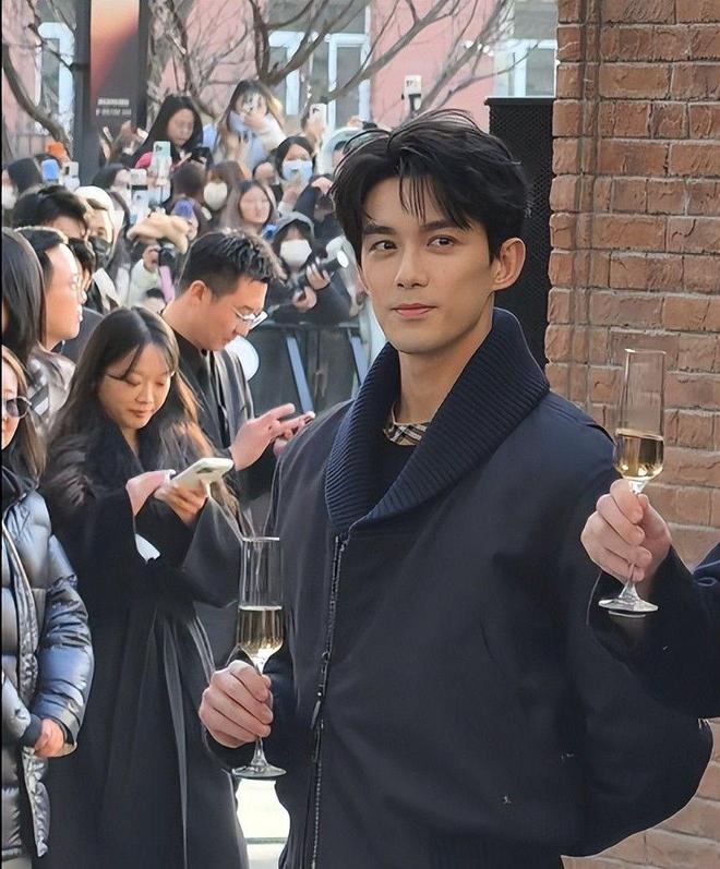 不高兴陈坤老又肿刘雯怼脸拍没颜值像男人ag真人平台第一游戏巴宝莉这天蒋勤勤(图20) 不高兴陈坤老又肿刘雯怼脸拍没颜值像男人ag真人平台第一游戏巴宝莉这天蒋勤勤(图20)