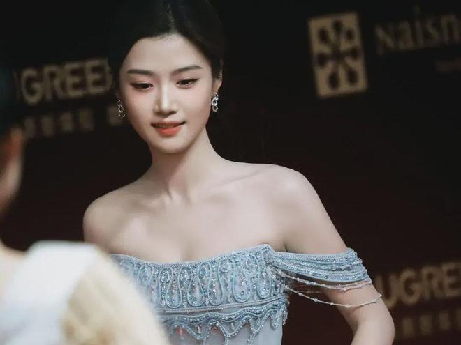 全网卢昱晓红毯高光背后的造型争议AG真人试玩平台“公主提裙”