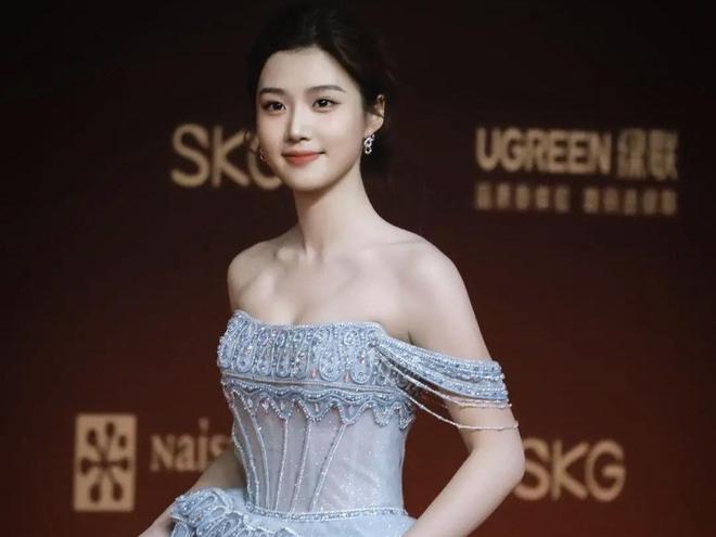 全网卢昱晓红毯高光背后的造型争议AG真人试玩平台“公主提裙”惊艳(图2)