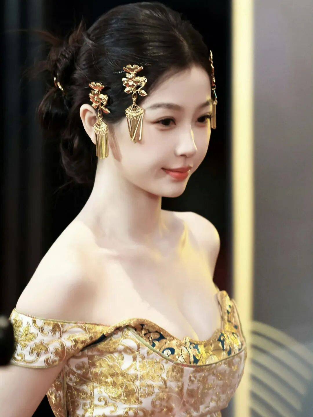 勾勒跨越次元的“东方公主”AG真人网页虞书欣鎏金为笔(图3)