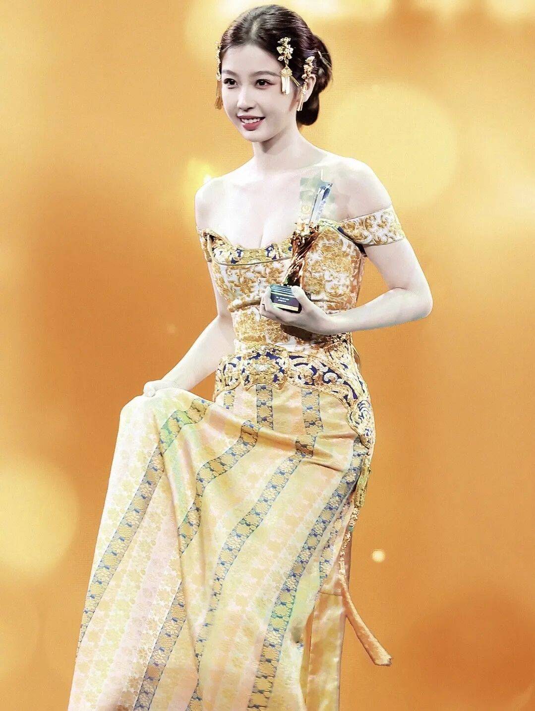 勾勒跨越次元的“东方公主”AG真人网页虞书欣鎏金为笔(图6)